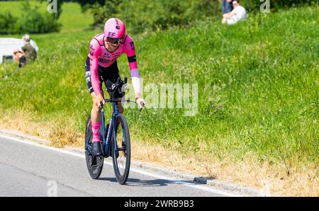 Der amerikanische Radrennfahrer Neilson Powless vom Team EF Education-Easypost kämpft sich, während dem Einzelzeitfahren der 8. Etappe der Tour de Sui Stockfoto