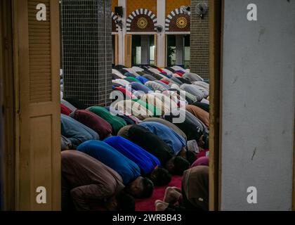 Taguig, Nationale Hauptstadtregion, Philippinen. März 2024. Philippinische Muslime beten in der Blauen Moschee (Kreditbild: © Jose Monsieur Santos/ZUMA Press Wire) NUR REDAKTIONELLE VERWENDUNG! Nicht für kommerzielle ZWECKE! Stockfoto