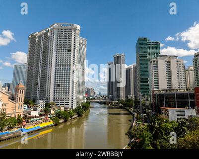 Hochhäuser in den Bezirken Makati und Mandaluyong. Metro Manila, Philippinen. Stockfoto