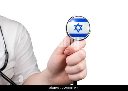 Kopf eines medizinischen Stethoskops in Form der israelischen Flagge in der Hand (Nahaufnahme), isoliert auf weißem Hintergrund. Israelisches Gesundheitssystem-Konzept Stockfoto