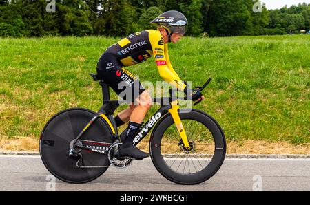 Der niederländische Radrennfahrer Koen Bouwman vom Team Jumbo-Visma kämpft sich, während dem Einzelzeitfahren der 8. Etappe der Tour de Suisse, den an Stockfoto