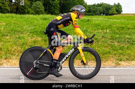 Der niederländische Radrennfahrer Koen Bouwman vom Team Jumbo-Visma kämpft sich, während dem Einzelzeitfahren der 8. Etappe der Tour de Suisse, den an Stockfoto