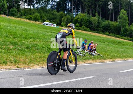 Der niederländische Radrennfahrer Koen Bouwman vom Team Jumbo-Visma kämpft sich, während dem Einzelzeitfahren der 8. Etappe der Tour de Suisse, den an Stockfoto