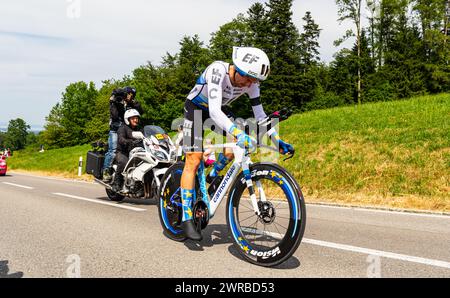 Der Schweizer Radrennfahrer Stefan Bissegger vom Team EF Education-Easypost kämpft sich, während dem Einzelzeitfahren der 8. Etappe der Tour de Suisse Stockfoto