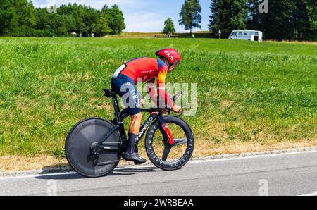 Der polnische Radrennfahrer Michal Kwiatkowski vom Team INEOS Grenadiers kämpft sich, während dem Einzelzeitfahren der 8. Etappe der Tour de Suisse, d Stockfoto