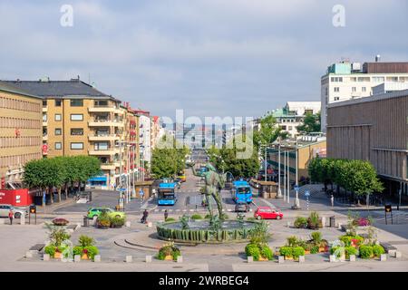 Stadtblick auf die Avenyn mit Wasserbrunnen und Bussen und Autos auf der Stadtstraße in Göteborg, Göteborg, Schweden Stockfoto