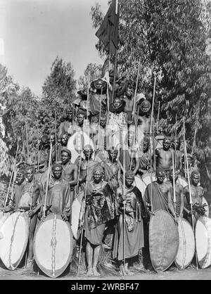 Eine Gruppe von Eingeborenen aus KaEnvironment posierte in einer stehenden Pyramide mit Speeren und Schilden. CA. 191-, in Afrika, Zimmermann, Frank G. (Frank George), 1855-1924, Sammler, zwischen 1910 und 1920, Krieger, Afrika, 1910-1920, Gruppenporträts, 1910-1920., Porträtfotos, 1910-1920, Gruppenporträts, 1910-1920, 1 Fotodruck Stockfoto