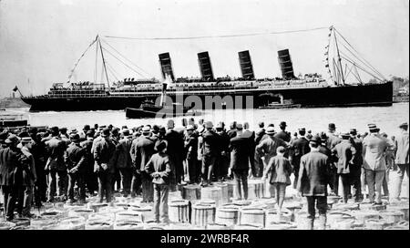 RMS Lusitania, New York City, September 1907, Blick auf die Heckseite, während der Jungfernfahrt, mit einer großen Menschenmenge, im Vordergrund, auf Fässern stehend, 1907., Lusitania (Dampfschiff), 1900-1910, Fotodrucke, 1900-1910., Fotodrucke, 1900-1910, 1 Fotodruck Stockfoto