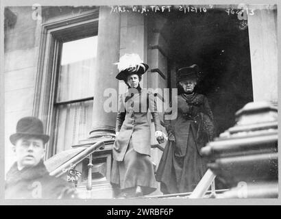 Mrs. W.H. Taft, Mrs. William Howard Taft, die Treppe hinuntergehen, und zwei andere Leute., 12. Februar 1910, um 1910, Taft, Helen Herron, 1861-1943, Fotodrucke, 1910., Porträtfotos, 1910, Fotoabzüge, 1910, 1 Fotoabdruck Stockfoto