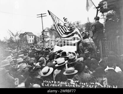 Northfield, Minn. Elefantengruß Taft. 26. September, Frau mit Flagge auf Elefant hinter Zug, 1908, Taft, William H., (William Howard), 1857-1930, öffentliche Auftritte, Minnesota, Northfield, Fotodrucke, 1900-1910., Fotodrucke, 1900-1910, 1 Fotodruck Stockfoto