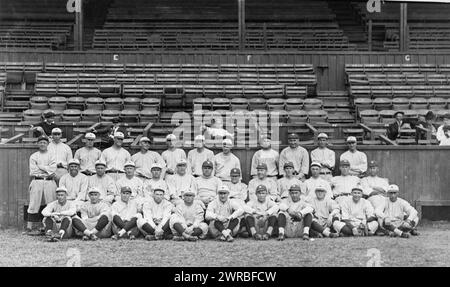 Yankees in New Orleans, posierte vor der Tribüne, Frühjahrstraining, Babe Ruth im Zentrum, 1921?, New York Yankees (Baseballteam), Gruppenporträts, 1920-1930., Gruppenporträts, 1920-1930, Porträtfotos, 1920-1930, 1 Fotodruck Stockfoto