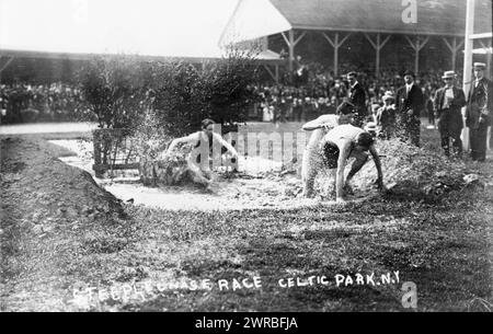 Steeplechase Race, Celtic Park, N.Y., Track Race through Water., 27. Mai 1912, Running Races, New York (Bundesstaat), 1910-1920, Fotodrucke, 1910-1920., Fotodrucke, 1910-1920, 1 Fotodruck Stockfoto