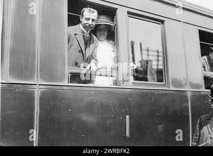 Louis Blériot auf seiner Rückkehr mit seiner Frau im Zug von Calais nach Paris, zwischen 1909 und 1910, Blériot, Louis, 1872-1936, Familie, Fotodrucke, 1900-1910., Fotodrucke, 1900-1910, 1 Fotodruck Stockfoto