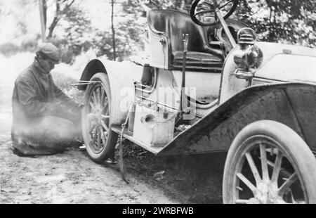 Mann, der Reifen auf einem Buick Roadster außerhalb von Liberty repariert, auf einer Reise durch New York, 1909, General Motors Corporation, Buick Motor Division, Products, 1900-1910, Fotodrucke, 1900-1910., Fotodrucke, 1900-1910, 1 Fotodruck Stockfoto