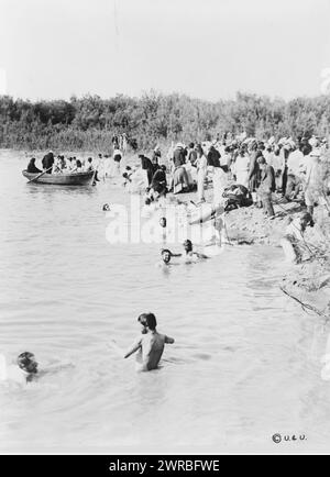 Pilger, die im Jordan baden, nachdem das Wasser vom Priester der Griechisch-Orthodoxen Kirche gesegnet wurde, zwischen 1880 und 1900, Taufe, Jordan, 1880-1900, Fotodrucke, 1880-1900., Fotodrucke, 1880-1900, 1 Fotodruck Stockfoto