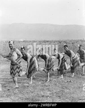 Fünf Maori-Männer, die in traditioneller Kleidung Haka tanzen (Kriegstanz), zwischen 1890 und 1920, Maori (Neuseeland), Tanz, 1890-1920, Fotodrucke, 1890-1920. Fotodrucke, 1890-1920, 1 Fotodruck Stockfoto