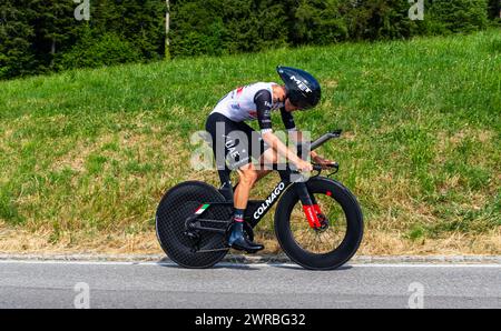 Der spanische Radrennfahrer Juan Ayuso vom VAE Team Emirates kämpft sich, während dem Einzelzeitfahren der 8. Etappe der Tour de Suisse, den Anstieg h Stockfoto