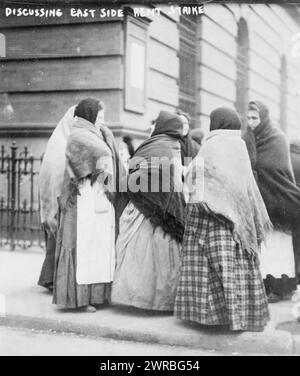 Discusding East Side Mietstreik, Group of Women Steeing in Circle on Gehsteig and Talking., 1908 Jan., Evictions, New York (State), New York, New York, 1900-1910, Fotodrucke, 1900-1910., Fotodrucke, 1900-1910, 1 Fotodruck Stockfoto