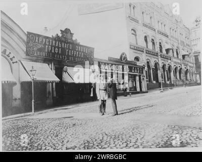 Frank Carpenter spricht mit einem Polizisten (?) Auf einer Straße in einem Geschäftsviertel, Russland, Carpenter, Frank G. (Frank George), 1855-1924, Fotograf, zwischen 1910 und 1920, Carpenter, Frank G., (Frank George), 1855-1924, Reisen, Europa, Fotodrucke, 1910-1920., Fotodrucke, 1910-1920, 1 Fotodruck Stockfoto