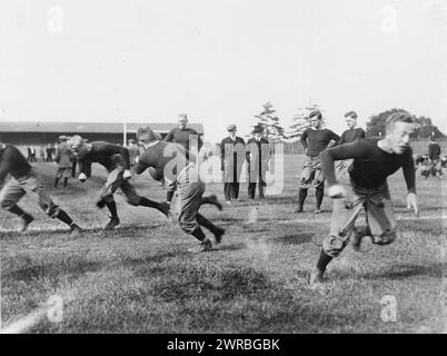 Football-Training in Yale, zwischen ca. 1908 und 1915, Yale University, Sport, 1900-1920, Fotodrucke, 1900-1920., Fotodrucke, 1900-1920, 1 Fotodruck Stockfoto