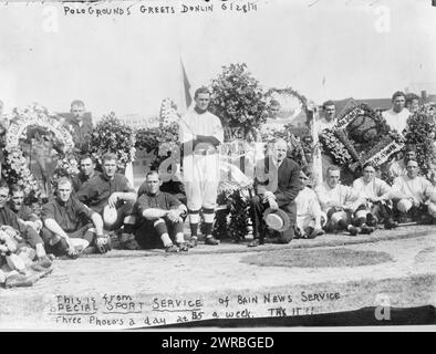 Mike Donlin, Baseballspieler der New York Giants, stehend, wird von den Mitgliedern seines Teams und Manager John McGraw, kniend (Mitte), 28. Juni 1911, Donlin, Michael Joseph, gefeiert. 1878-1933, Gruppenporträts, 1910-1920., Gruppenporträts, 1910-1920, Porträtfotos, 1910-1920, 1 Fotodruck Stockfoto