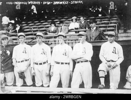 Spieler der Philadelphia Athletics von links nach rechts: Billy Orr, Herb Pennock, Weldon Wyckoff, Joe Bush, Bob Shawkey, Amos Strunk, stehend vor einem Einschubhaus, 11. April 1914, Philadelphia Athletics (Baseballteam), People, 1910-1920, Gruppenporträts, 1910-1920. Gruppenporträts, 1910-1920, Porträtfotos, 1910-1920, 1 Fotodruck Stockfoto