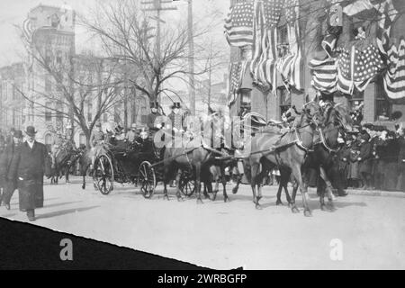 Theodore Roosevelt sitzt in einer offenen Kutsche auf dem Weg zum US-Kapitol an seinem Einweihungstag und zeigt den Zuschauern seinen Hut, Bain, George Grantham, 1865-1944, Urheberrechtschreiber, C1905 29. März, Roosevelt, Theodore, 1858-1919, Einweihungen, Fotodrucke, 1900-1910., Fotodrucke, 1900-1910, 1 Fotodruck Stockfoto