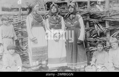 Frauen, Fotos zeigen nein 3 (oben) drei alte Frauen stehen vor dem Blockhaus; und nein 4 (unten) drei junge Frauen in zeremonieller Kleidung und vier Jungen vor dem Zaun. Zimmermann, Frank G. (Frank George), 1855-1924, Fotograf, zwischen 1880 und 1924, Frauen, Kleidung & Kleidung, Russland, 1880-1930, Albumenabzüge, 1880-1930., Porträtfotos, 1880-1930, Gruppenporträts, 1880-1930, 2 Fotodrucke: Albumen, auf Karte montiert, 13,5 x 21,6 cm (oberes Foto), 13,5 x 22,3 cm (unteres Foto) Stockfoto