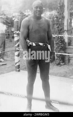 Jack Johnson, D.W.A. Foto, Jack Johnson, Boxer, Porträt in voller Länge, im Ring stehend, leicht nach rechts gerichtet, zwischen 1910 und 1915, Johnson, Jack, 1878-1946, Fotoabdrücke, 1910-1920., Porträtfotos, 1910-1920, Fotodrucke, 1910-1920, 1 Fotodruck Stockfoto