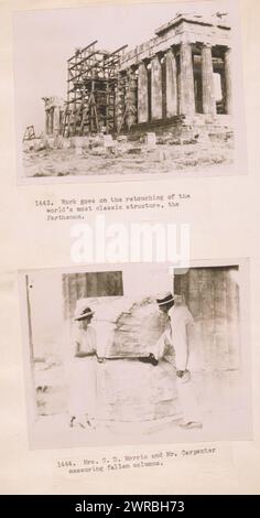 Die Arbeiten gehen an der Retuschierung des klassischsten Bauwerks der Welt, des Parthenon Mrs. C. D. Morris und Mrs. Carpenter, der gefallene Säulen misst. Fotografien zeigen den Parthenon mit Gerüsten und Frank Carpenter mit Mrs. C. D. Morrris mit Säulen auf der Akropolis, Athen, Griechenland. Zimmermann, Frank G. (Frank George), 1855-1924, Fotograf, 1923. Zimmermann, Frank G., (Frank George), 1855-1924, Travel, Griechenland, Athen, Gelatinedruck, 1920-1930., Gelatinedruck, 1920-1930, 2 Fotodrucke (1 Seite): Gelatine Silber Stockfoto