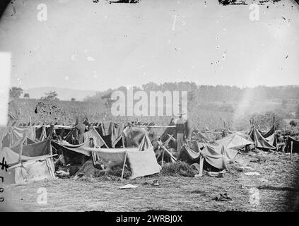 Keedysville, MD., Umgebung. Verwundete der Konföderierten in Smith's Barn, mit Dr. Anson Hurd, 14. Indiana Volunteers, in Anwesenheit, Foto aus dem östlichen Haupttheater des Krieges, Schlacht von Antietam, September-Oktober 1862. Foto von Verwundeten der Konföderierten nach der Schlacht von Antietam, Dr. A. Hurd, 14. Infanterie Indiana, Gardner, Alexander, 1821-1882, Fotograf, 1862. September, United States., Army., Indiana Infanterieregiment, 14. (1861-1864), Glasnegative, 1860-1870, Stereographen, 1860-1870, 1 negativ: Glas, Stereograph, nasses Kollodion Stockfoto