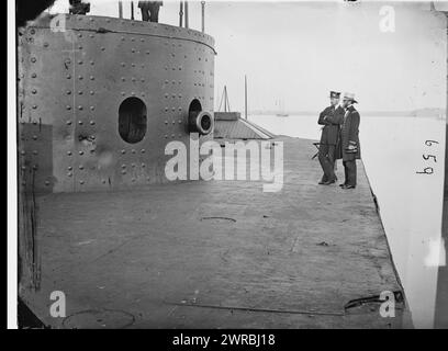 James River, Virginia Deck and Turret of U.S.S. Monitor, Foto zeigt den leichten Schaden, der am Geschützturm des USS Monitor während ihres Kampfes mit der Confederate Iron CSS Virginia am 9. März 1862 in der Schlacht von Hampton Roads, der ersten Schlacht zweier eisenbekleideter Kriegsschiffe, verursacht wurde. Der Monitor wurde im Januar 1862 gestartet und ging im Dezember desselben Jahres auf See verloren. Das Foto bezieht sich auf die US-Marine und auf Expeditionen auf See gegen die Atlantikküste der Konföderation, die Federal Navy, 1861-1865., Gibson, James F., 1828-, Fotograf, 9. Juli 1862, Vereinigte Staaten, Geschichte, Bürgerkrieg Stockfoto