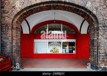 Nikiszowiec, Polen, 14. April 2020: Schaufenster eines Lebensmittelgeschäfts im Bergbaugebiet Kattowitz, Schlesien Stockfoto