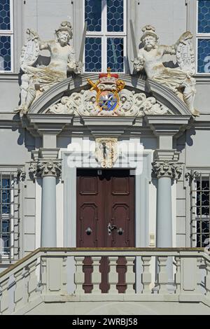 Portal mit Stadtwappen, Figuren, Attika und Verzierungen des barocken Rathauses, Detail, Schwert, Schild, zwei, Marktplatz, Iphofen, unten Stockfoto