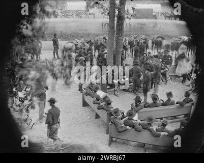 Massaponax Church, Virginia "Council of war": General Ulysses S. Grant (linkes Ende der Bank am nächsten Baum) schreibt einen Brief, Foto vom östlichen Kriegsschauplatz, Grant's Wilderness Campaign, Mai-Juni 1864. O'Sullivan, Timothy H., 1840-1882, Fotograf, 21. Mai 1864, Grant, Ulysses S., (Ulysses Simpson), 1822-1885, Glasnegative, 1860-1870, Stereographen, 1860-1870, 1 negativ: Glas, Stereograph, nasses Kollodion, 4 x 10 Zoll Stockfoto