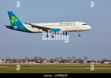 Aer Lingus Airbus A320-214 mit Registrierung EI-DEF, der sich der Polderbaan nähert, Amsterdam Schiphol Airport in Vijfhuizen, Gemeinde von Stockfoto