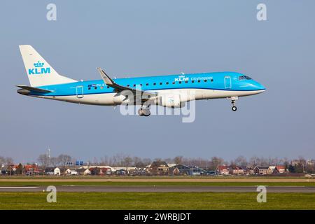 KLM Cityhopper Embraer E175STD mit der Registrierung PH-EXJ nähert sich der Polderbaan, Amsterdam Schiphol Airport in Vijfhuizen, Gemeinde von Stockfoto