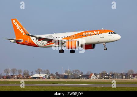 EasyJet Europe Airbus A320-251N mit der Registrierung OE-LSP (Special Livery NEO Livery), der sich der Polderbaan nähert, Amsterdam Schiphol Airport in Stockfoto