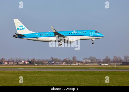 KLM Cityhopper Embraer E175STD mit der Registrierung PH-EXT nähert sich der Polderbaan, Amsterdam Schiphol Airport in Vijfhuizen, Gemeinde von Stockfoto