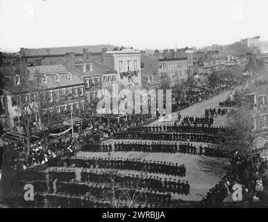 Washington, D.C., Präsident Lincolns Trauerprozession auf der Pennsylvania Avenue, Foto von Washington, 1862-1865, die Ermordung von Präsident Lincoln, April-Juli 1865, 1865 19. April, Vereinigte Staaten, Geschichte, Bürgerkrieg, 1861-1865, Glasnegative, 1860-1870, Stereographen, 1860-1870, 1 negativ: Glas, Stereograph, nasses Kollodion, 4 x 10 Zoll Stockfoto