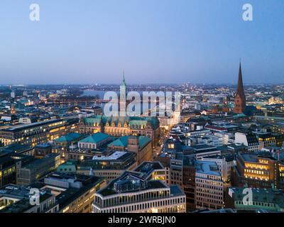 Blick aus der Vogelperspektive auf das Hamburger Rathaus mit der inneren Alster und der äußeren Alster zur blauen Stunde, Hamburg, Deutschland Stockfoto