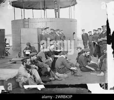 James River, Virginia Seeleute, die sich an Deck des U.S.S. Monitors entspannen, Foto zeigt Robert Williams, einen Eingeborenen aus Wales, ganz rechts. Fotos von der Federal Navy und Seefahrten gegen die Atlantikküste der Konföderation, der Federal Navy, 1861-1865., Gibson, James F., 1828-, Fotograf, 9. Juli 1862, Vereinigte Staaten, Geschichte, Bürgerkrieg, 1861-1865, Transport, Stereographen, 1860-1870., Stereographen, 1860-1870, Nass-Kollodion-negative, 1 negativ (2 Platten): Glas, Stereograph, Nass-Kollodion Stockfoto