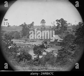 Jericho Mills, Virginia. Blick auf den North Anna River vom Südufer, Canvas Pontonbrücke und Pontonzug auf dem gegenüberliegenden Ufer, 24. Mai 1864, O'Sullivan, Timothy H., 1840-1882, Fotograf, 1864. Mai, Vereinigte Staaten, Geschichte, Bürgerkrieg, 1861-1865, Glasnegative, 1860-1870. Stereogramme, 1860-1870, Glasnegative, 1860-1870, 1 negativ (2 Platten): Glas, Stereograph, nasses Kollodion Stockfoto