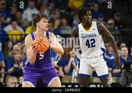 St. Thomas - Minnesota Tommies Stürmer Parker Bjorklund (5) will den Ball während eines NCAA-Halbfinales zwischen der University of St. überholen Thomas-Minnesota Tommies und die South Dakota State Jackrabbits während der Summit League Championships im Denny Sanford PREMIERE Center in Sioux Falls, SD, am Montag, den 11. März 2024. Russell Hons/CSM Stockfoto