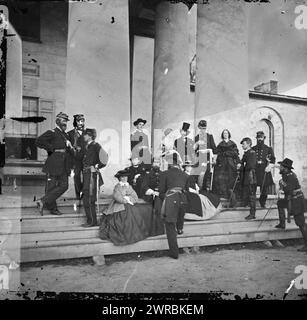 Arlington, Virginia (Umgebung). General Samuel P. Heintzelman und Mitarbeiter von Arlington House. (Mathew B. Brady, der Fotograf wird mit einem Hut gezeigt), zwischen 1861 und 1869, United States, History, Civil war, 1861-1865, Glasnegative, 1860-1870., Stereographen, 1860-1870, Glasnegative, 1860-1870, 1 negativ (2 Platten): Glas, Stereogramm, feuchtes Kollodion Stockfoto