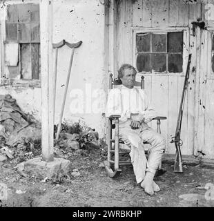 Gettysburg, Pa. John L. Burns, der 'alte Held von Gettysburg', mit Pistole und Krücken, Foto aus dem östlichen Haupttheater des Krieges, Gettysburg, Juni-Juli 1863., Brady's National Photographic Portrait Galleries, Fotograf, 1863 Juli., Vereinigte Staaten, Geschichte, Bürgerkrieg, 1861-1865, Stereographen, 1860-1870., Stereographen, 1860-1870, Nass-Kollodion-negative, 1 negativ (2 Platten): Glas, Stereogramm, Nass-Kollodion Stockfoto