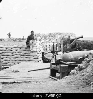 Yorktown, Virginia (Umgebung). Bundessoldaten in der konföderierten Batterie (mit Sandsäcken geschützt) südlich von Yorktown. 32-pdr. Navy Pistole im Vordergrund, FAR Pistole: 24-pdr. Belagerung Piece., zwischen 1861 und 1869, Vereinigte Staaten, Geschichte, Bürgerkrieg, 1861-1865, Glasnegative, 1860-1870., Stereographen, 1860-1870, Glasnegative, 1860-1870, 1 negativ (2 Platten): Glas, Stereogramm, feuchtes Kollodion Stockfoto