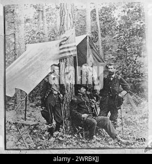 Petersburg, Virginia. Gruppe der Bundesgeneräle: Winfield Scott Hancock (sitzen), mit Divisionskommandeuren Francis Channing Barlow (links), David Bell Birney, und John Gibbon, zwischen 1861 und 1864, Hancock, Winfield Scott, 1824-1886, Glass negative, 1860-1870, 1 negativ: Glas, nasses Kollodion Stockfoto