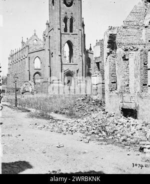 Charleston, South Carolina. Römisch-katholische Kathedrale St. John und St. Finbar (Broad Street und Legare Street) wurde beim Brand im Dezember 1861 zerstört. (Vorderansicht), 1865. April, Vereinigte Staaten, Geschichte, Bürgerkrieg, 1861-1865, Glasnegative, 1860-1870., Stereographen, 1860-1870, Glasnegative, 1860-1870, 1 negativ (2 Platten): Glas, Stereogramm, nasses Kollodion Stockfoto