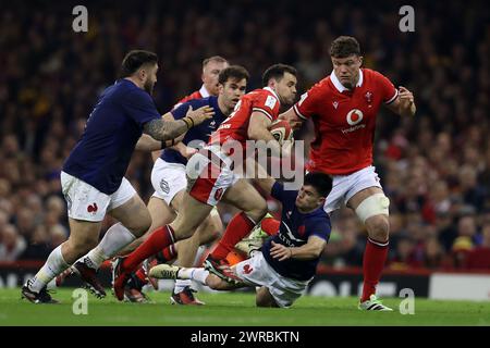 Cardiff, Großbritannien. März 2024. Tomos Williams aus Wales (c) wird angegriffen. Guinness Six Nations Championship 2024 Spiel, Wales gegen Frankreich im Fürstentum Stadion in Cardiff am Sonntag, 10. März 2024. bild von Andrew Orchard/Andrew Orchard Sportfotografie/Alamy Live News Credit: Andrew Orchard Sportfotografie/Alamy Live News Stockfoto